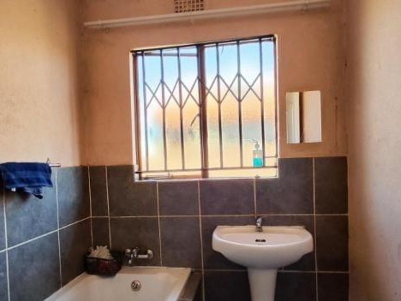 House For Sale In Benoni - Photo 9