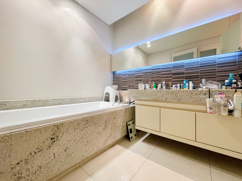 Apartment Rental Monthly In Sandton - Photo 9