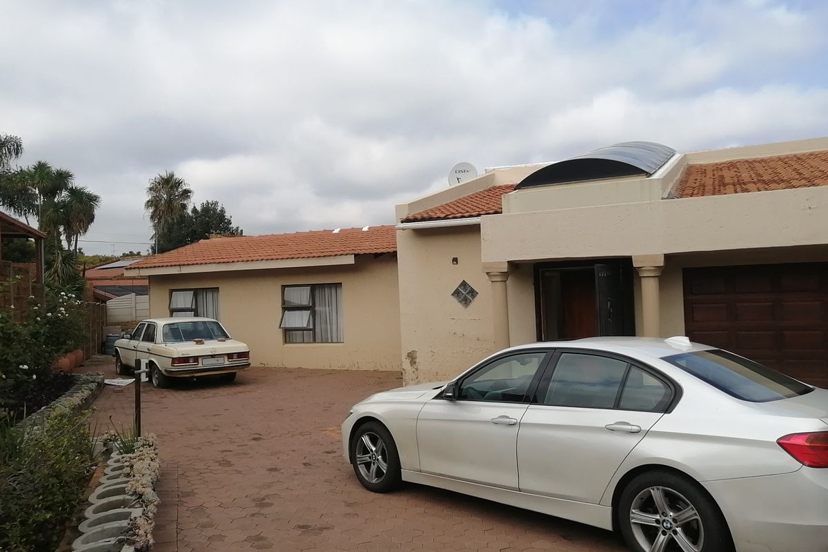 House For Sale In Johannesburg - Photo 2