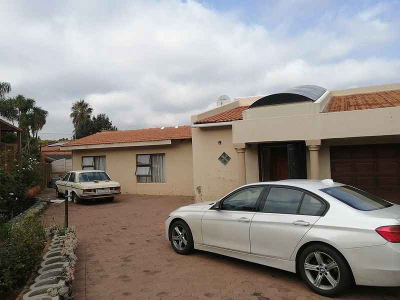 House For Sale In Johannesburg - Photo 2