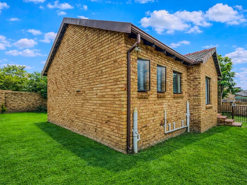 Townhouse For Sale In Randburg - Photo 3