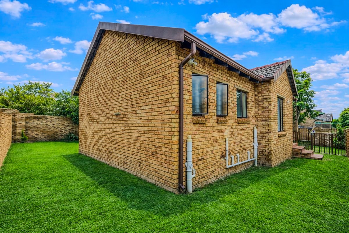 Townhouse For Sale In Randburg - Photo 3