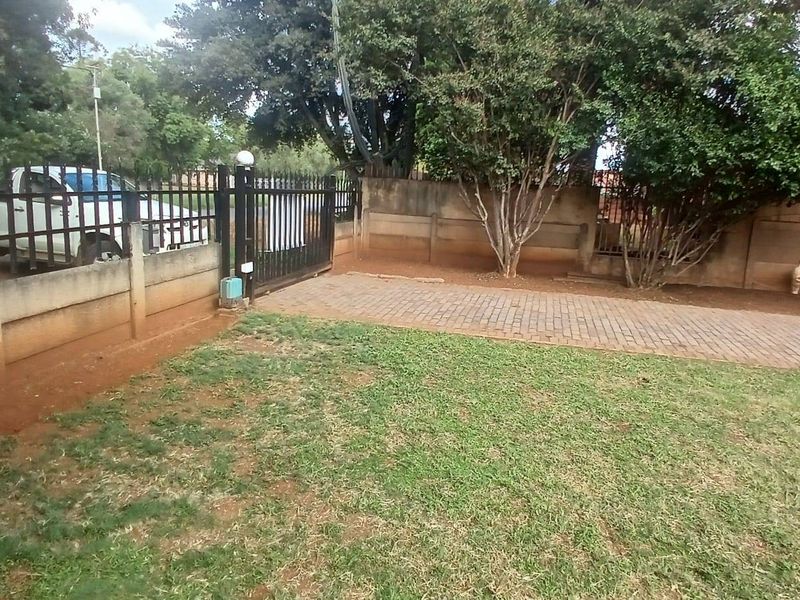 House For Sale In Vereeniging - Photo 2