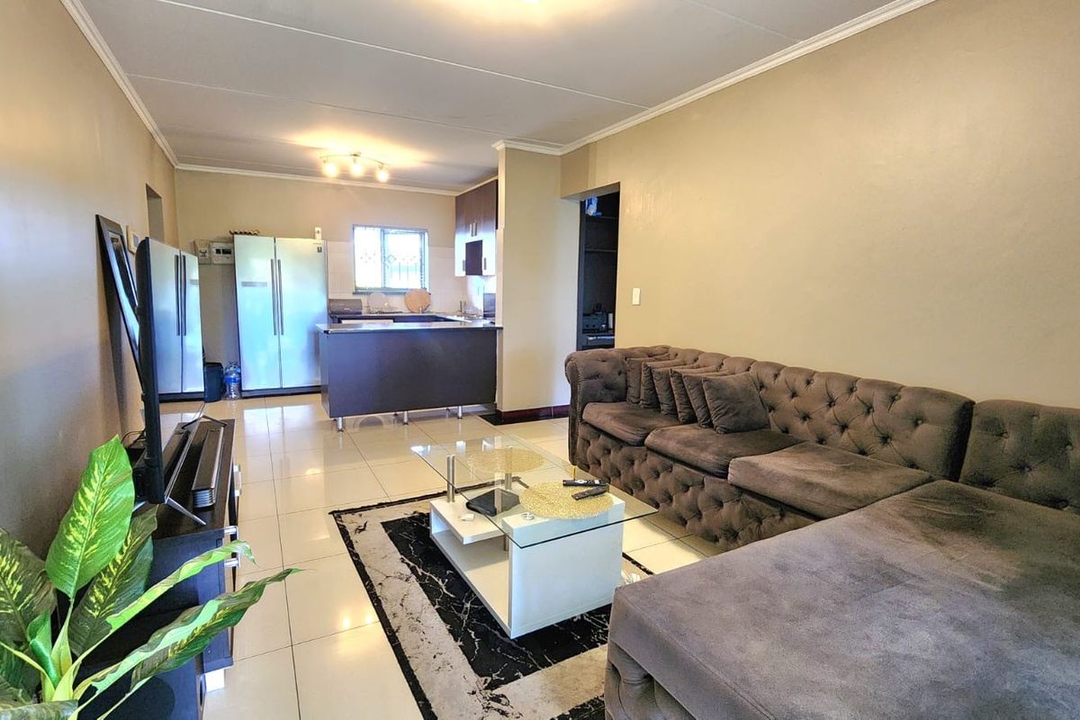 Apartment For Sale In Midrand - Photo 2