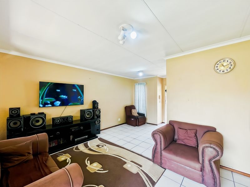 Townhouse For Sale In Centurion - Photo 3