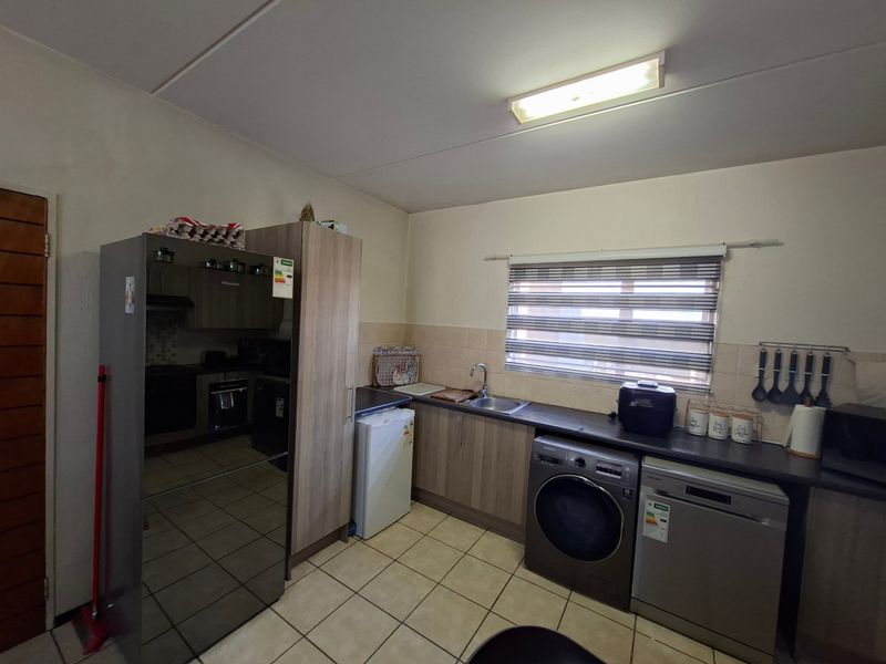Apartment For Sale In Randburg - Photo 7
