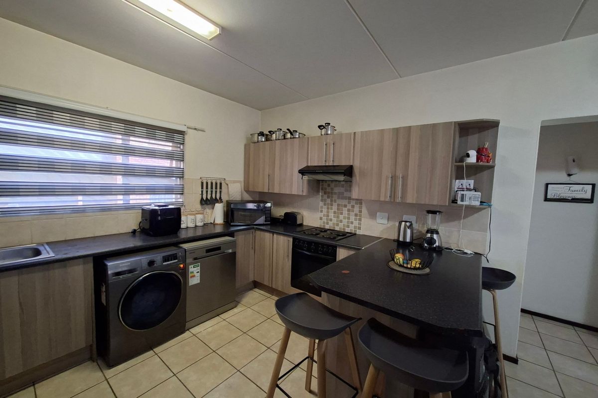 Apartment For Sale In Randburg - Photo 5