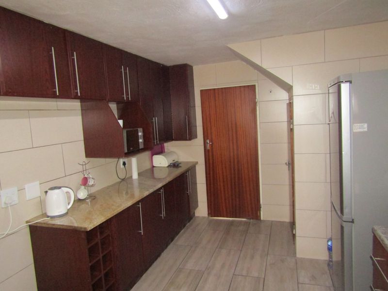 Townhouse For Sale In Johannesburg - Photo 6