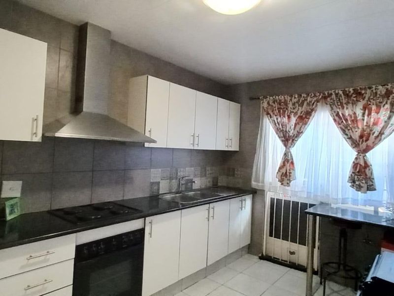 Townhouse For Sale In Pretoria - Photo 7