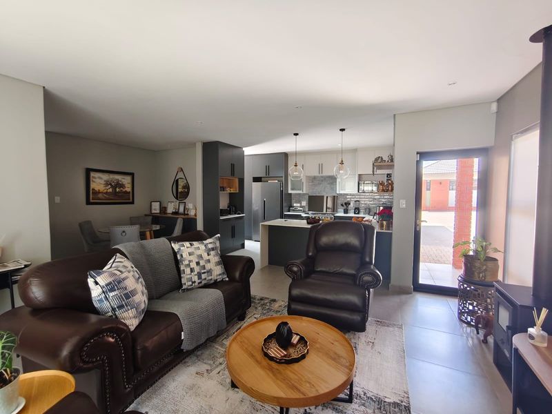 Townhouse For Sale In Bloemfontein - Photo 4