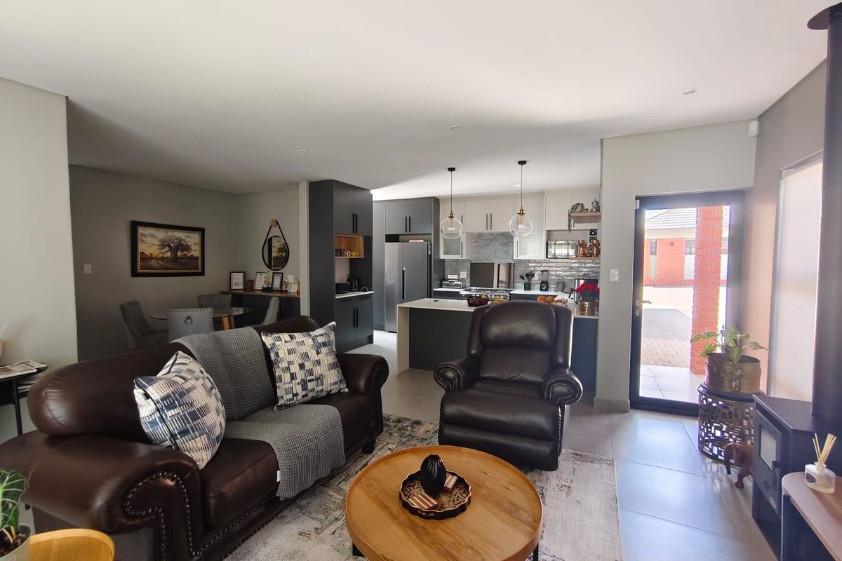 Townhouse For Sale In Bloemfontein - Photo 4