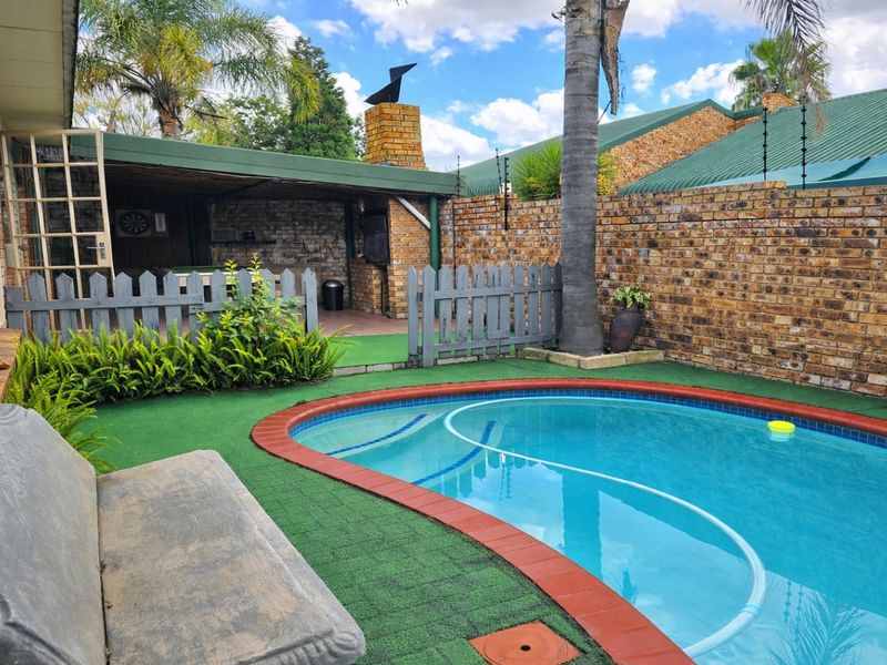 Townhouse For Sale In Middelburg - Photo 2