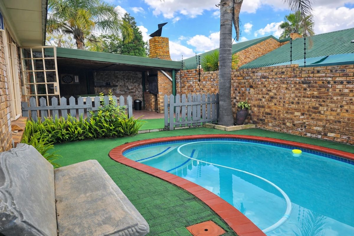 Townhouse For Sale In Middelburg - Photo 2
