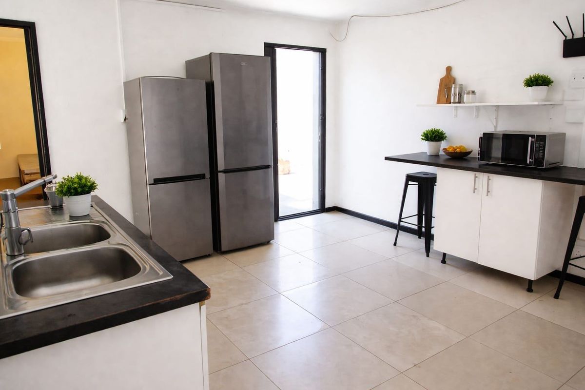 House Pending Sale In Cape Town - Photo 2