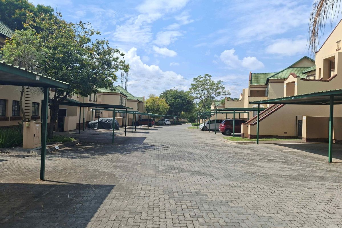 Townhouse For Sale In Randburg - Photo 2