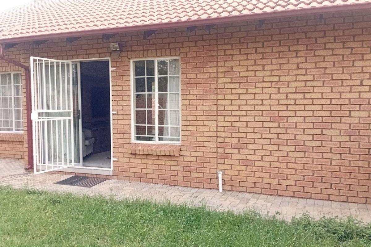 Townhouse For Sale In Pretoria - Photo 2