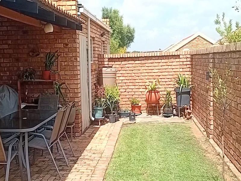 Townhouse For Sale In Pretoria - Photo 2