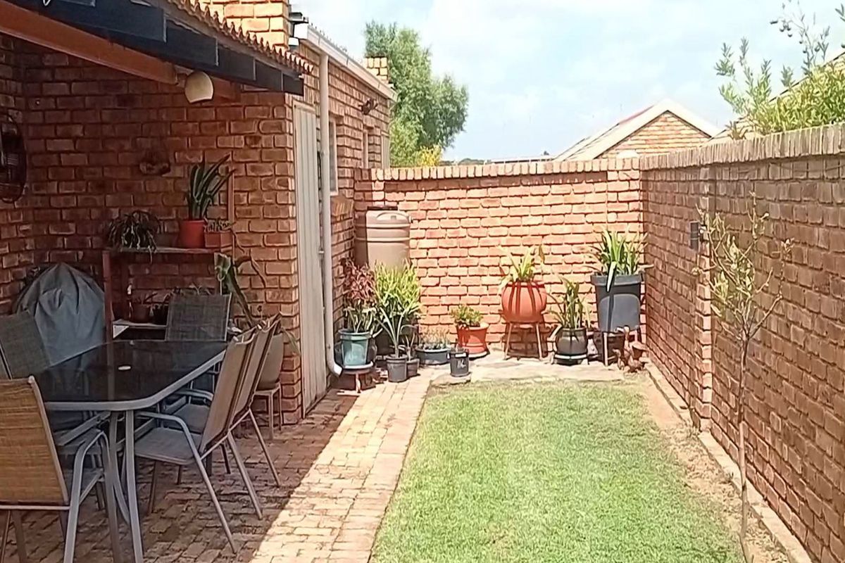 Townhouse For Sale In Pretoria - Photo 2