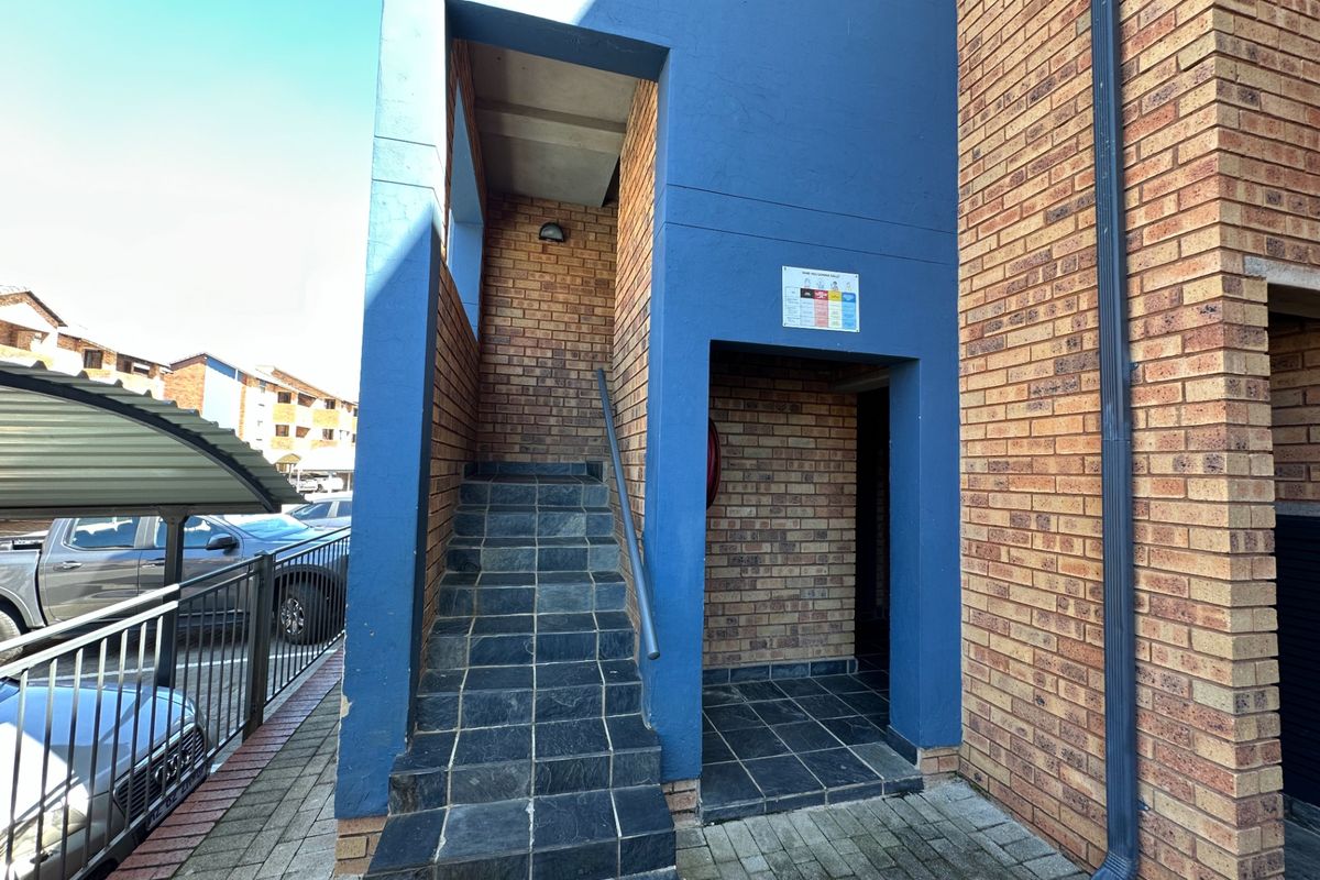 Apartment For Sale In Johannesburg - Photo 3