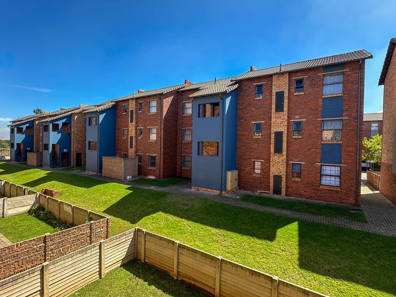 Apartment For Sale In Johannesburg - Photo 2