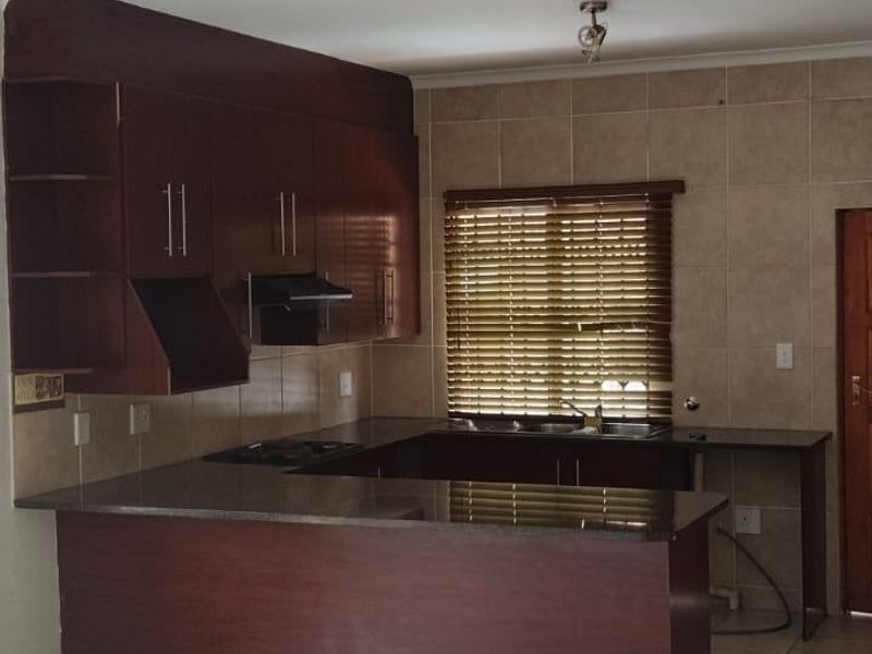 Townhouse Rental Monthly In Roodepoort - Photo 10