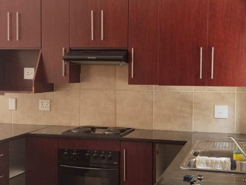 Townhouse Rental Monthly In Roodepoort - Photo 9