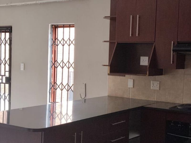 Townhouse Rental Monthly In Roodepoort - Photo 7