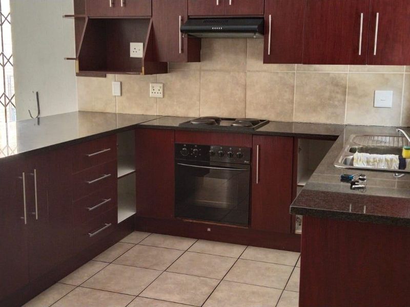 Townhouse Rental Monthly In Roodepoort - Photo 6