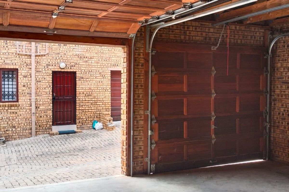 Townhouse Rental Monthly In Roodepoort - Photo 4