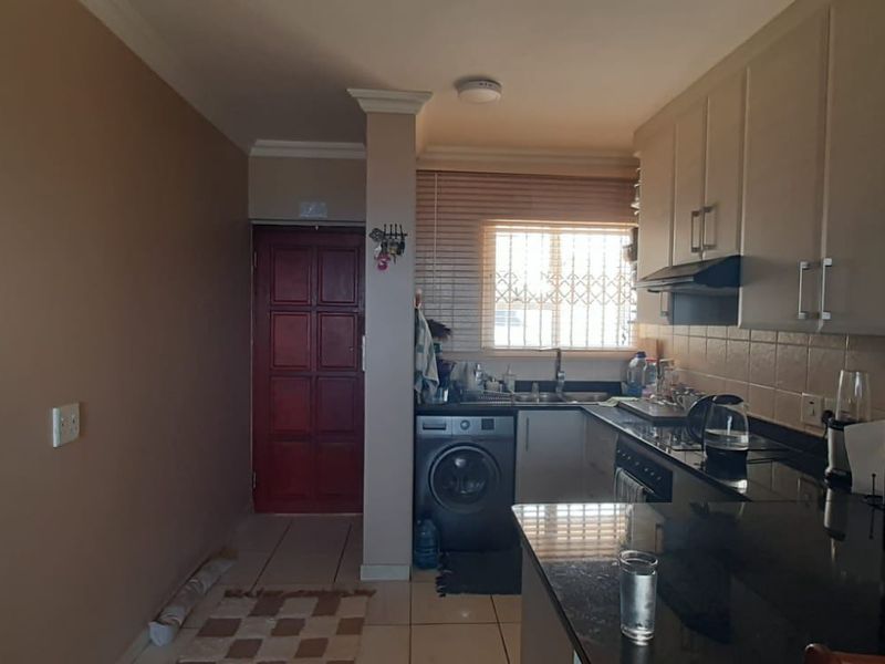 Apartment For Sale In Margate - Photo 3