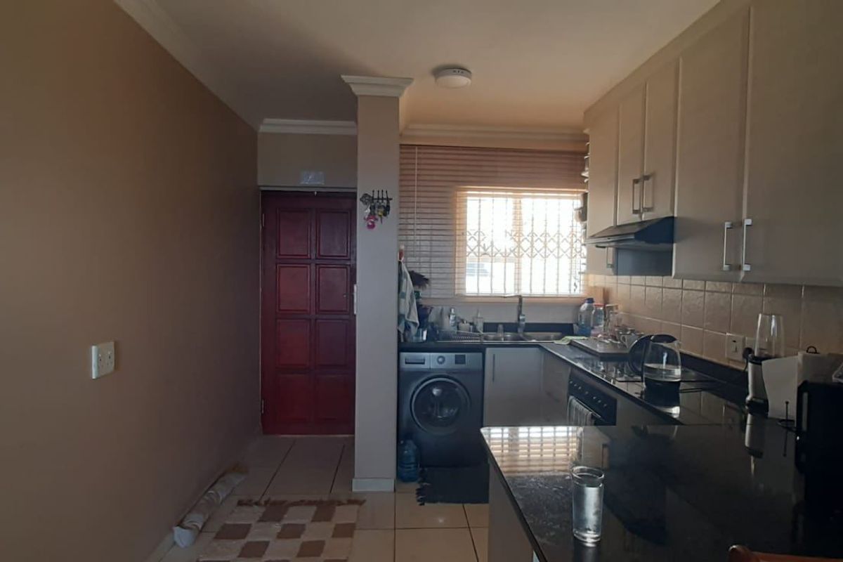 Apartment For Sale In Margate - Photo 3