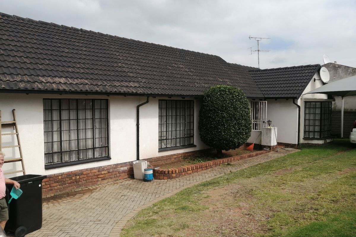 House For Sale In Johannesburg - Photo 2