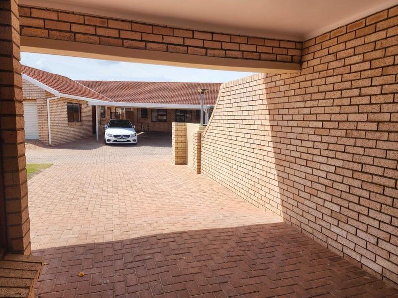 Townhouse For Sale In Port Elizabeth - Photo 4