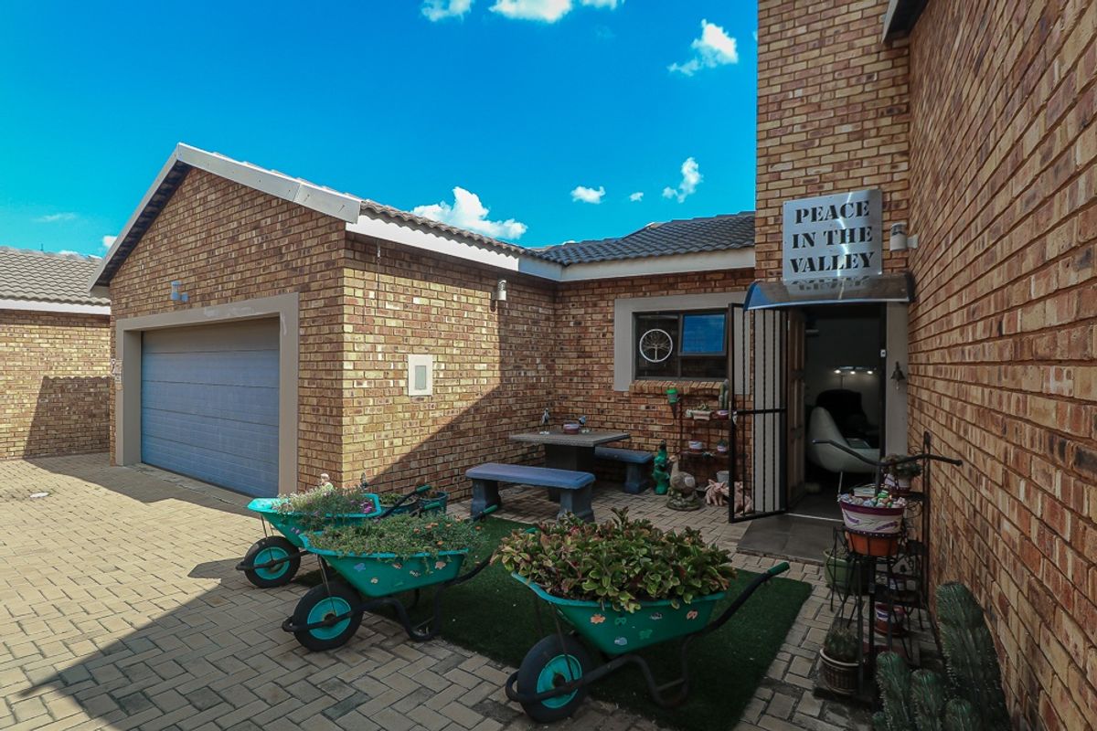 Cluster For Sale In Springs - Photo 3