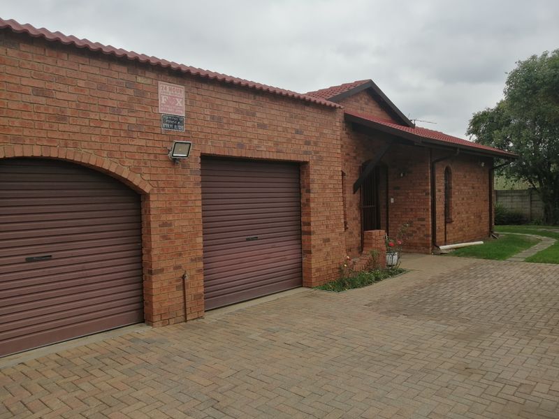 House For Sale In Johannesburg - Photo 2