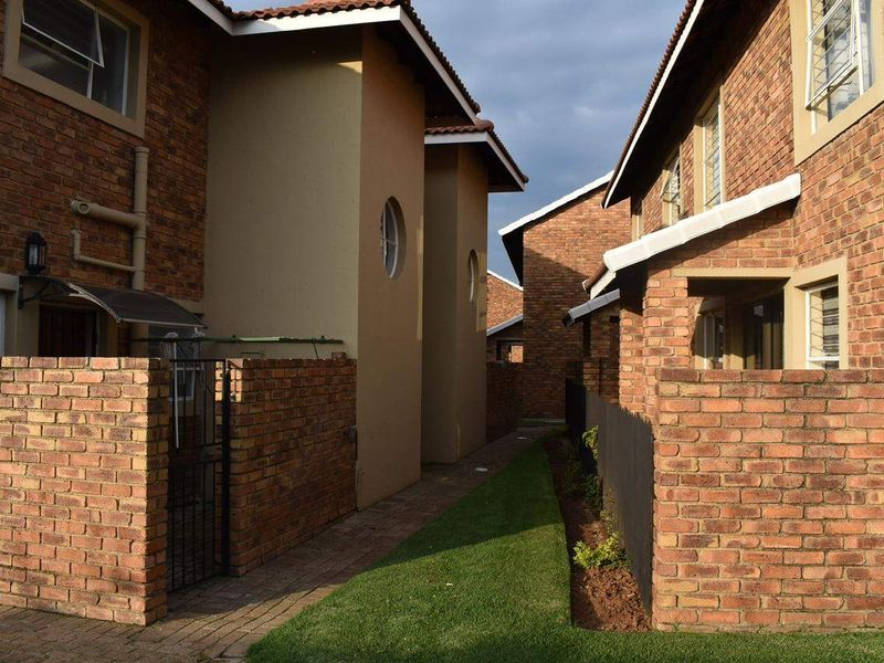 Townhouse For Sale In Kempton Park - Photo 2