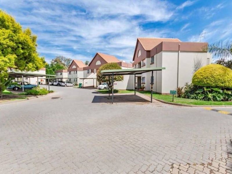 Townhouse Rental Monthly In Bedfordview - Photo 2