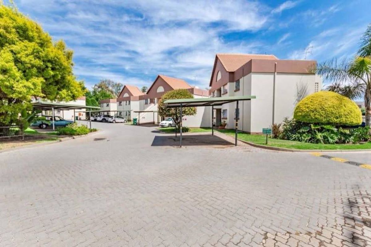 Townhouse Rental Monthly In Bedfordview - Photo 2