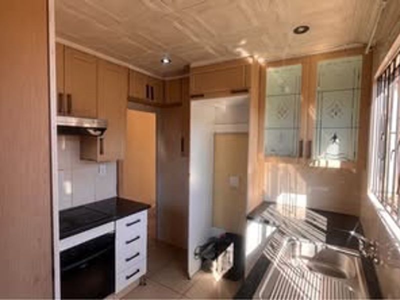 House Rental Monthly In Soweto - Photo 3