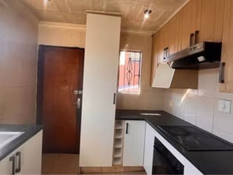 House Rental Monthly In Soweto - Photo 1