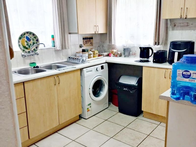 Townhouse Rental Monthly In Edenvale - Photo 8