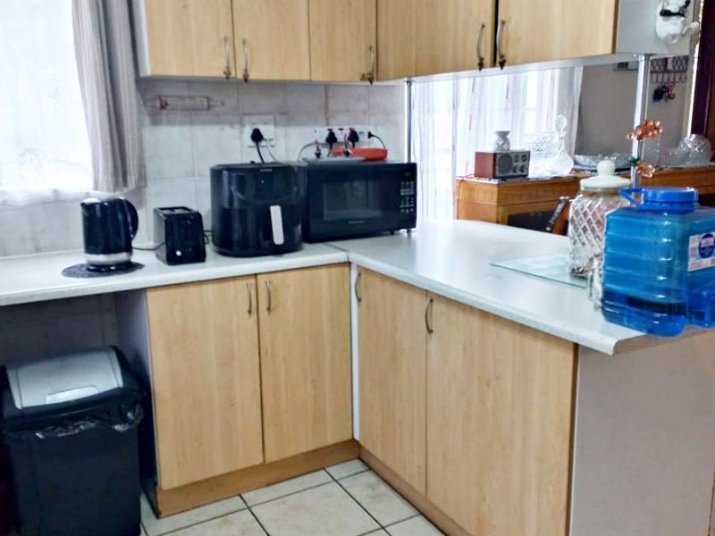 Townhouse Rental Monthly In Edenvale - Photo 7