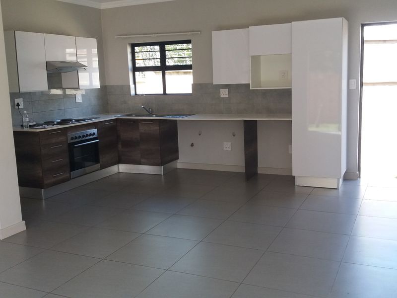 Townhouse Rental Monthly In Midrand - Photo 2