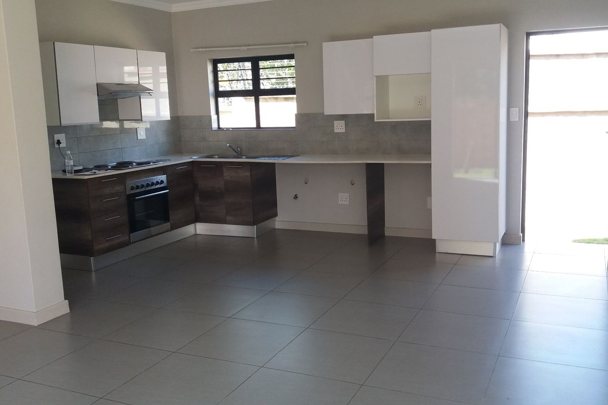Townhouse Rental Monthly In Midrand - Photo 2