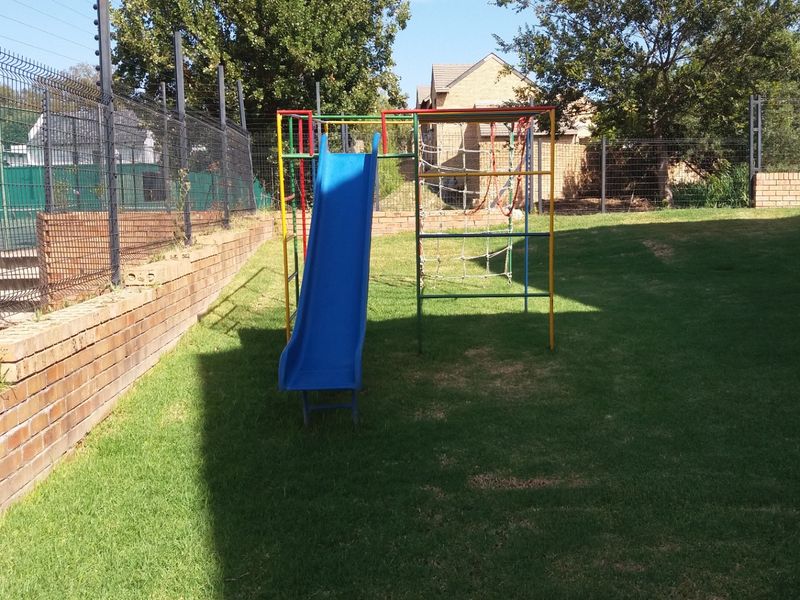 Townhouse Rental Monthly In Midrand - Photo 9