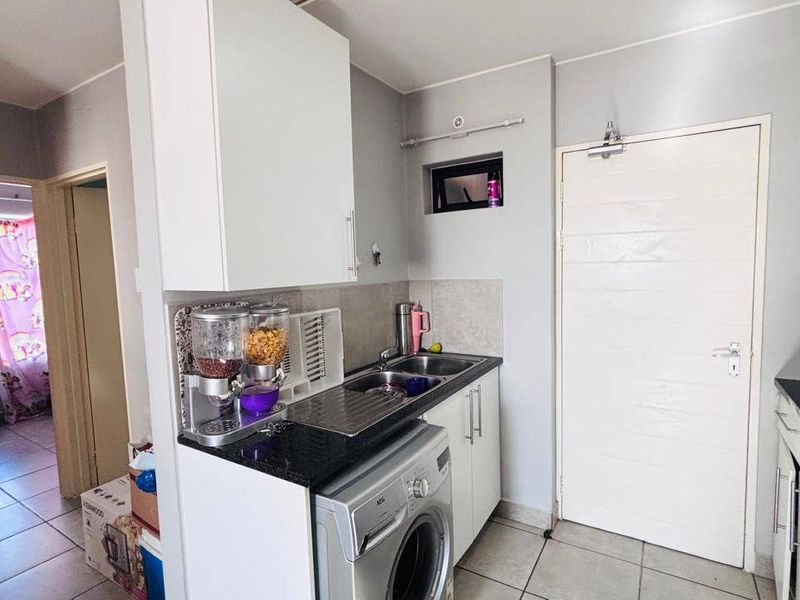 Apartment For Sale In Midrand - Photo 2