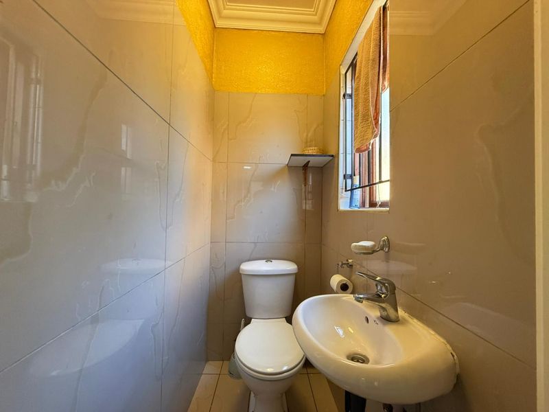 Townhouse Rental Monthly In Midrand - Photo 6