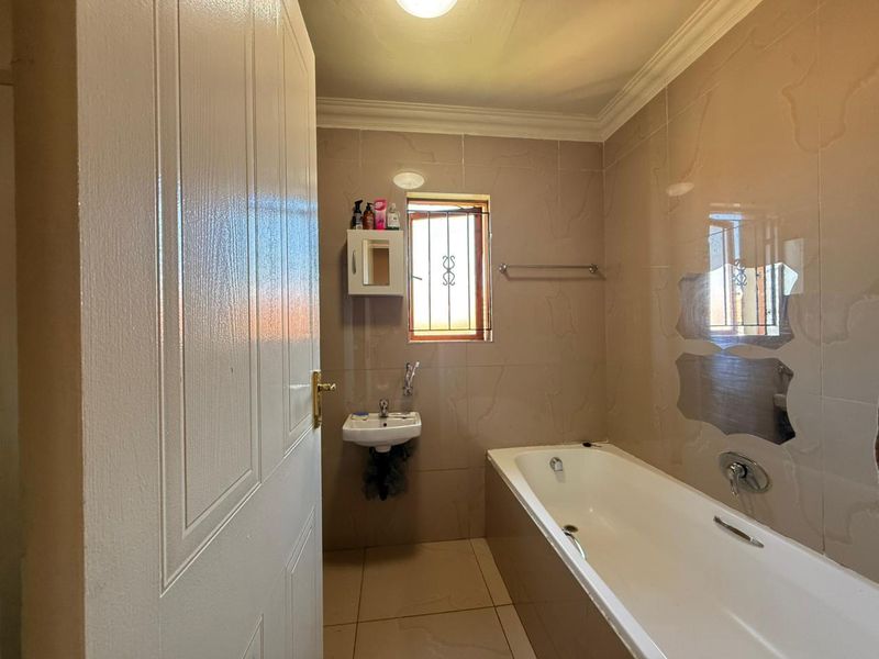 Townhouse Rental Monthly In Midrand - Photo 10
