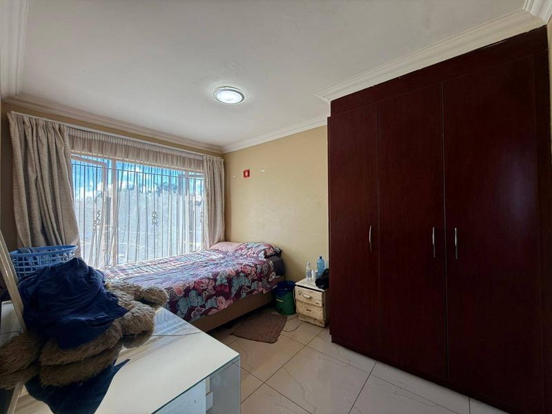 Townhouse Rental Monthly In Midrand - Photo 9