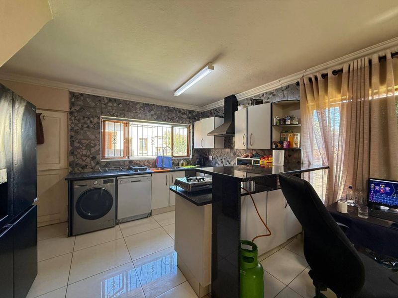Townhouse Rental Monthly In Midrand - Photo 4